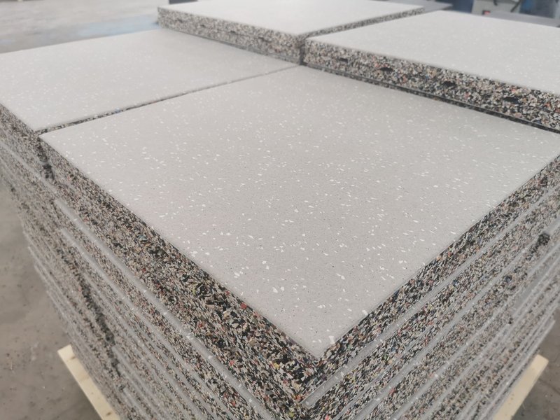 Uma pessoa a preencher uma ficha de avaliação de comparação de fornecedores numa prancheta.